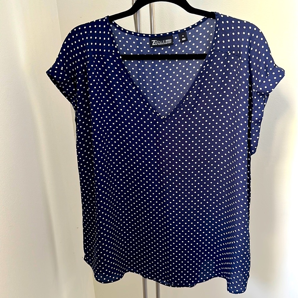7th Avenue New York & Company XL V-Neck Top.